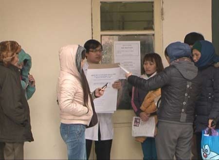 Các bệnh nhân túc trực chờ đến lượt khám