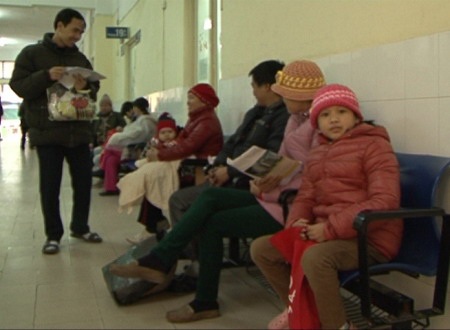 Rất nhiều bệnh nhân phải ngồi chờ vì quá đông