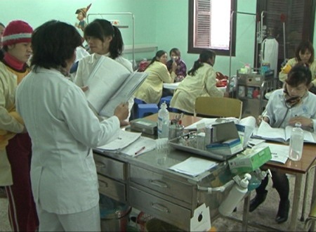 Các giường bệnh đều đã trật kín người