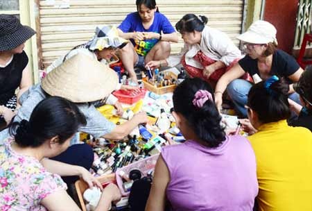 Mỹ phẩm Trung Quốc: Lợi nhuận che mờ… độc tố!