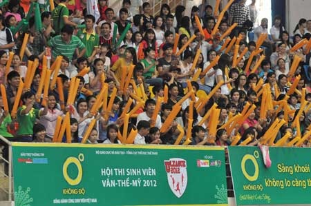 Mặc trời mưa bão số 8, các cổ động viên miền Trung vẫn đến SVĐ Quân Khu 5 tham gia U-League.