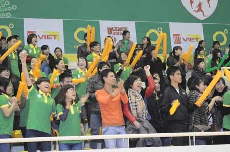 Vượt qua giá lạnh với nhiệt độ 12 độ C, các CĐV Hà Nội vẫn cổ vũ nhiệt tình.