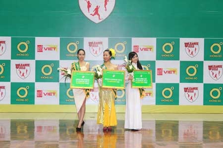 Vượt qua giá lạnh với nhiệt độ 12 độ C, các CĐV Hà Nội vẫn cổ vũ nhiệt tình.