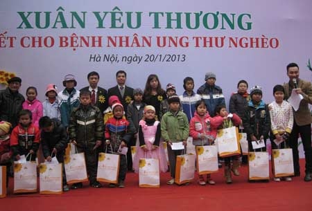 Trao tặng 100 phần quà Tết cho bệnh nhi ung thư - 1 Trao tặng 200 phầu quà Tết cho bệnh nhi ung thư