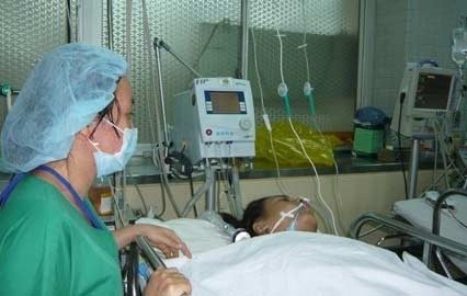 Những pha sống sót "thần kỳ" từ phòng cấp cứu - 1 Một ca nặng đang được chăm sóc tích cực tại khoa Cấp cứu BV Chợ Rẫy
