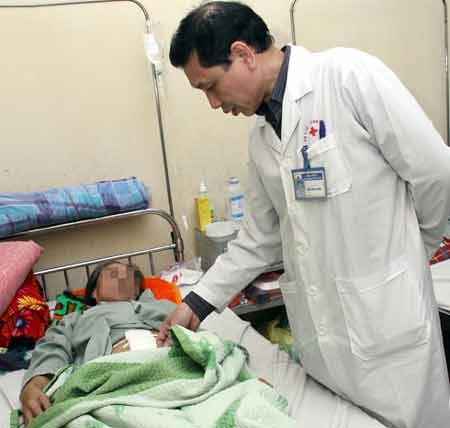 Mổ ung thư "bắt" được vòng tránh thai - 1 Thăm khám cho bệnh nhân Nguyễn Thị Đ. tại Bệnh viện K.