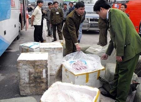 Hà Nội: Phát hiện 20 thùng nội tạng bốc mùi - 1 Các thùng xốp đựng nội tạng