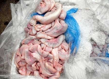 Hà Nội: Phát hiện 20 thùng nội tạng bốc mùi - 2 Số thực phẩm bốc mùi bị thu giữ