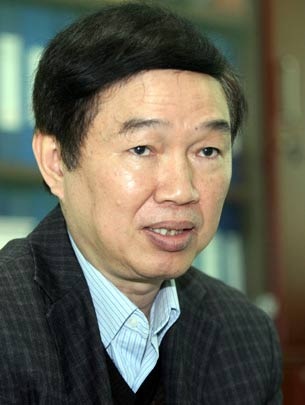 Vắc xin 5 trong 1 Quinvaxem: Nước sản xuất không dùng loại này! - 2 Ông Nguyễn Trần Hiển, viện trưởng Viện Vệ sinh dịch tễ TƯ