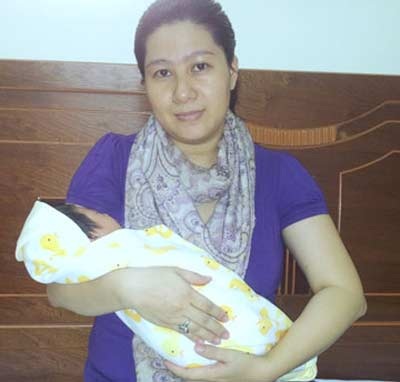 45 y bác sĩ cứu thành công sản phụ bị nhau tiền đạo, cài răng lược - 1 Hai mẹ con chị Yến xuất viện về nhà tại Ninh Thuận. (Ảnh do nhân vật cung cấp)