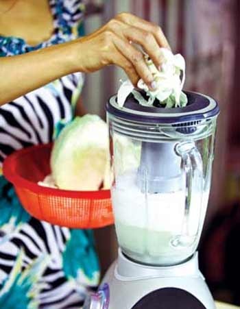 Cải bắp: món ăn bổ, bài thuốc dạ dày hay - 1 Nếu dùng tươi, vitamin U trong cải bắp có tác dụng chữa loét dạ dày. Ảnh: Hồng Thái