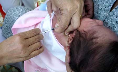 Chích ngừa vắc xin cho trẻ tại Bệnh viện Từ Dũ, TP.HCM - Ảnh: N.C.T.