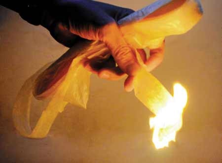 Vỏ lạp xưởng làm bằng ni lông? - 1 Vỏ lạp xưởng cháy như ni lông.