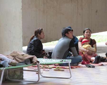 Quảng Trị: Nỗi khổ ăn Tết ở bệnh viện - 2 Gương mặt ai cũng lo lắng thất thần