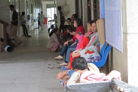 Quảng Trị: Nỗi khổ ăn Tết ở bệnh viện - 1 Vật vờ ở hành lang bênh viện chiều cuối năm