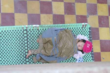 Quảng Trị: Nỗi khổ ăn Tết ở bệnh viện - 3 Một em bé theo người thân vào chăm bệnh