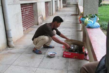 Quảng Trị: Nỗi khổ ăn Tết ở bệnh viện - 4 Chuẩn bị cho bữa cơm tối giao thừa