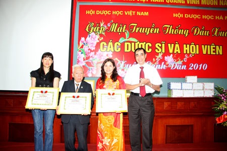 Người thầy thuốc của cộng đồng - 1 DS Lê Thị Bình (áo dài đỏ)