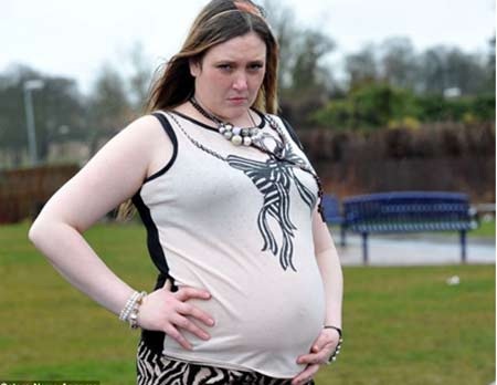 Joanne Turton với cái bụng bầu 8 tháng trong suốt 15 năm