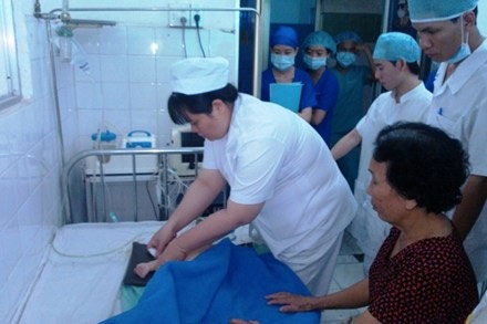 Cháu Tuấn Anh được bác sĩ chăm sóc tại bệnh viện.