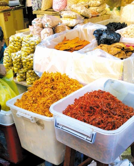 Mực khô, bò khô giá rẻ ở chợ Bình Tây, TP HCM.