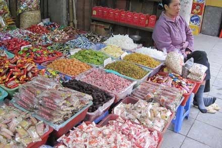 Mứt tết không rõ nguồn gốc bày bán la liệt trên các tuyến phố ở phố cổ Hà Nội