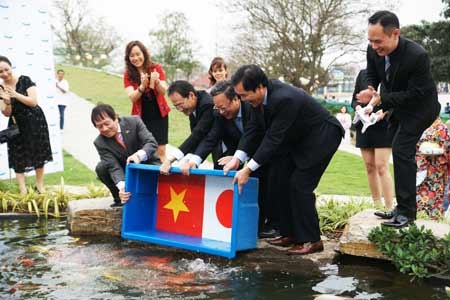 Ra mắt Quần thể Giao lưu văn hóa Ẩm thực Việt Nhật - 3 Công sứ Nhật thả cá KOI