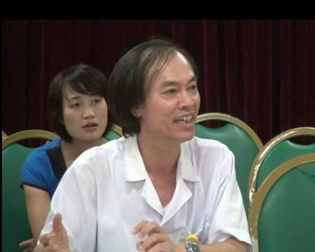 BS đang kiểm tra sức khoẻ cho cháu Hải Anh (Ảnh: H.Hồng)