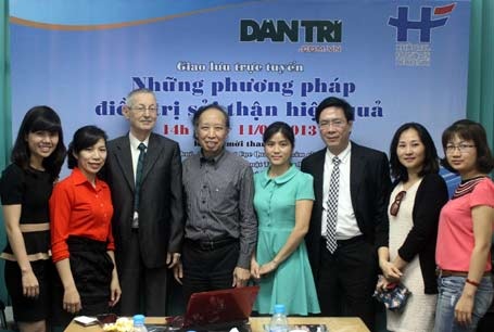 Xua tan nỗi lo của bệnh nhân sỏi thận - 3 Tổng Biên tập báo Dân trí Phạm Huy Hoàn (đứng giữa) cùng cách khách mời tham gia buổi giao lưu