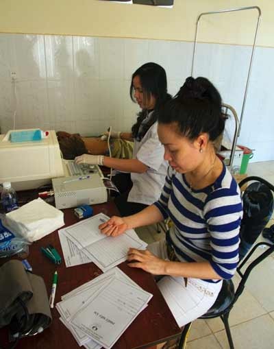 Bà Phương Hạnh, doanh nhân trực tiếp tham gia phát thuốc cứu trợ