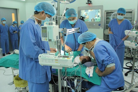 Lần đầu tiên phẫu thuật điều trị bệnh nhi mắc Hội chứng Apert hiếm gặp - 3 Toàn cảnh ca phẫu thuật