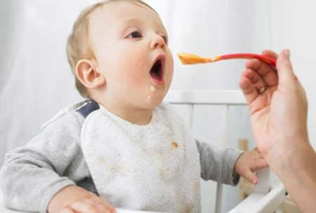 Không nên cho trẻ ăn thức ăn đặc quá sớm