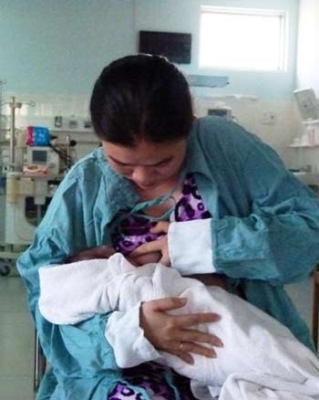 Cứu sống bé sơ sinh bị bệnh tim nguy kịch - 2 Bệnh nhi đã bú mẹ tốt