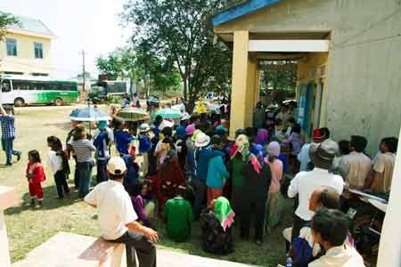 Đông đảo dân làng đón đợi đến lươt khám bênh nhân thuốc