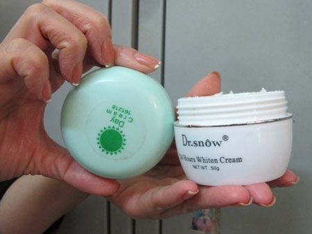 Tiêm thuốc trắng da, tiêu mỡ: Đẹp ngắn, khổ dài! - 2 Một sản phẩm kem làm trắng da gây phản ứng được bệnh nhân cung cấp cho bác sĩ