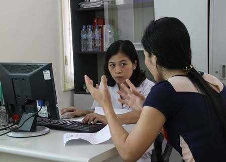 Xuất hiện dạng bệnh tâm thần mới: ám ảnh mình bị HIV - 1 BS Trịnh Bích Huyền thăm khám cho bệnh nhân rối loạn ám ảnh cưỡng bức.