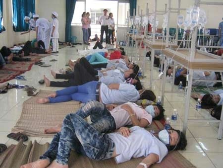 Ăn hủ tiếu, gần 150 công nhân cấp cứu - 1 Số công nhân ngộ độc phải nằm cấp cứu tại hội trường bệnh viện