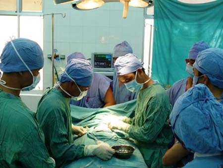 Cứu sống bé sơ sinh bị bệnh tim nguy kịch - 1 Các bác sĩ đang mổ tim cho bé Thảo Nguyên