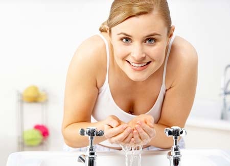 Không nên rửa mặt khi mới đi nắng về - 1 Không nên rửa mặt khi mới đi nắng về