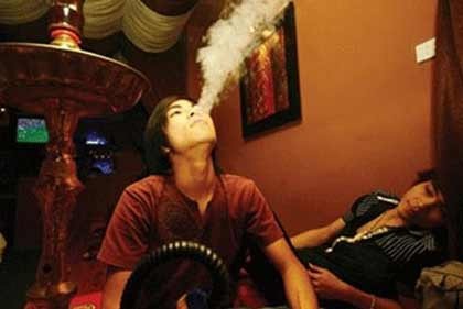 Shisha “chế” đang đầu độc giới trẻ - 1 Nhiều bạn trẻ cho rằng, hút shisha mới là thời thượng