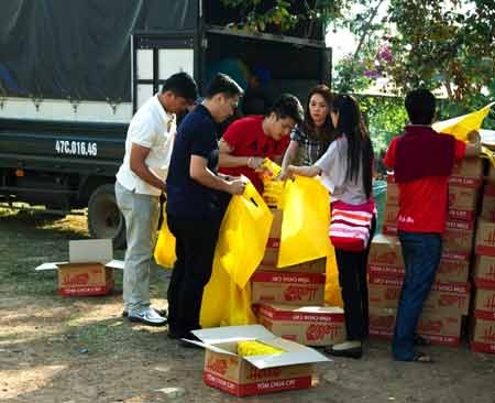 Cùng với phát thuốc khám bệnh là tặng những phần quà thiết thực