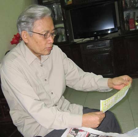 Thực hư viên thuốc chữa cả xoang và... trĩ - 2 GS Phạm Xuân Sinh đang xem hướng dẫn sử dụng thuốc.