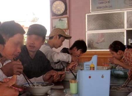 Khách hàng vô tư ăn “phờ bò đặc biệt.