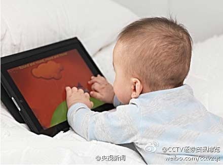 Bé 2 tuổi cận nặng vì chơi máy tính bảng