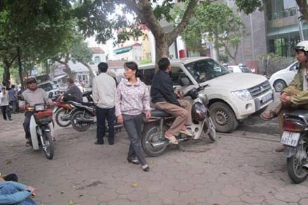 Một cò nữ lượn lờ bắt khách