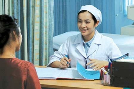 Bác sĩ học cách cảm ơn bệnh nhân: Chuyện khó tin - 1 Bác sĩ nở nụ cười vui vẻ thế này với bệnh nhân chỉ có ở trong phim (ảnh trong phim).
