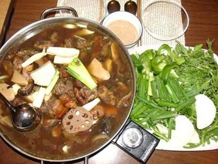 Công nghệ chế lẩu từ nầm dê giả và hóa chất rợn người - 1 Lẩu dê làm từ nầm... heo và hóa chất