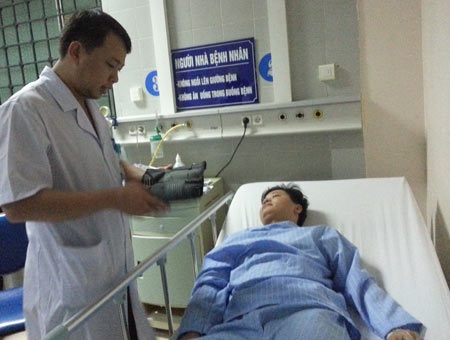 BS Nguyên Vũ hướng dẫn bệnh nhân Thắng đứng dậy đi lại sau mổ