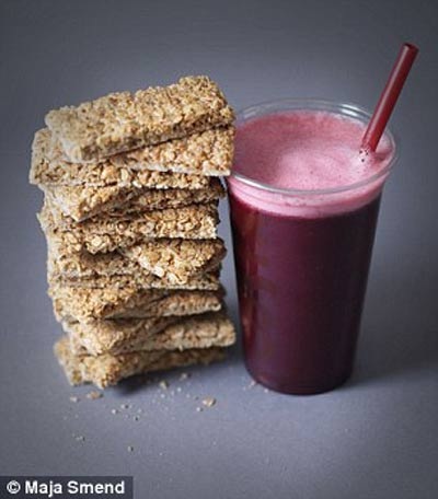 Công bố 15 đồ uống có hại cho sức khoẻ nhất - 13 Lượng đường trong chai nước uống thể thao này tương đương với 2 cái kem sô-cô-la (40g đường).