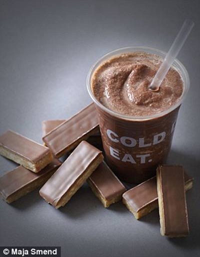 Công bố 15 đồ uống có hại cho sức khoẻ nhất - 14 Lượng đường trong 1 ly cà phê đá này tương đương với 8 thanh bánh caramen (90,5g đường).